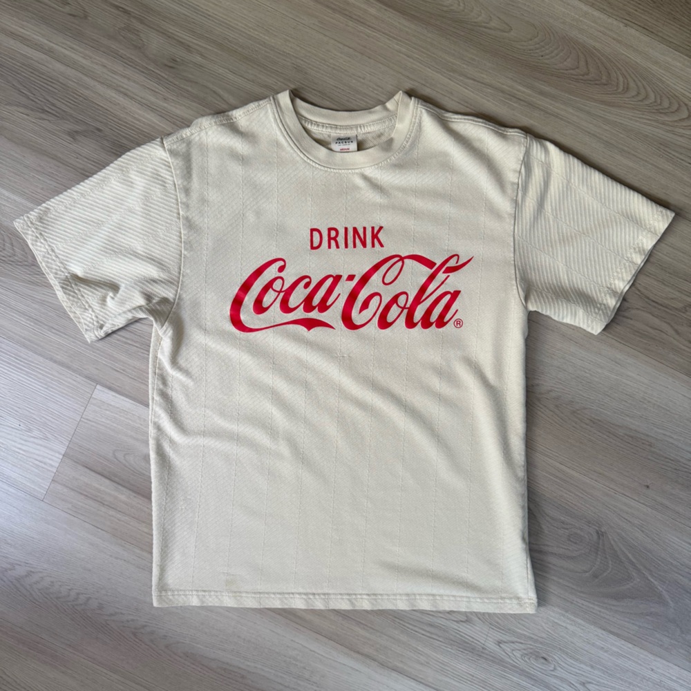 PacSun Coca Cola Men's Cream T-Shirt
Size: Medium